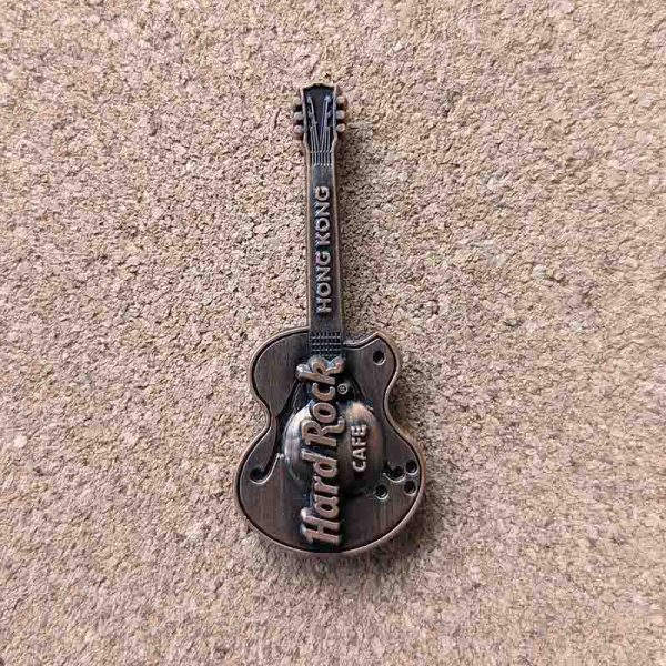 Hong Kong - Gibson Byrdland copper guitar - Hard Rock Cafe vintage pin badge